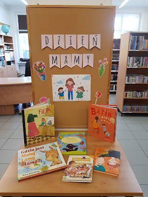 Zdjęcie na którym widać wystawkę książek dla dzieci o mamach