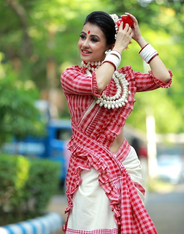 This traditional look of Monami Ghosh will make your day