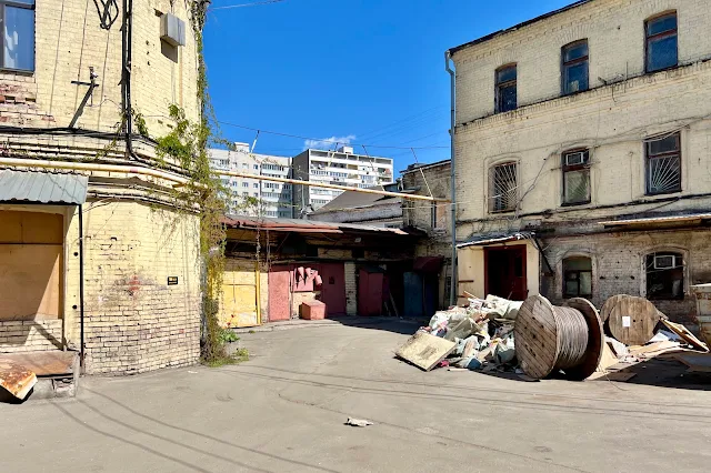 Бакунинская улица, дворы, бывшие торговые лавки 1863 года постройки (часть исторической застройки бывшей Немецкой слободы)