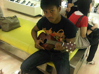 buakaw was palying ukulele