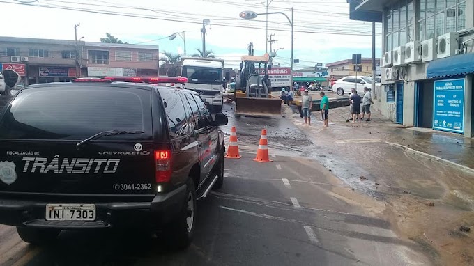 Rompimento de adutora bloqueia rua em Cachoeirinha