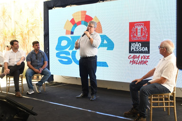 João Azevêdo acompanha Cícero Lucena em assinatura da ordem de serviço para pavimentação asfáltica do acesso à Orla Sul de João Pessoa