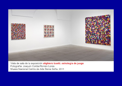 Imagen 05. labrujulazularte 2011/10/04 Montaje Gráfico para Arezzi, de Alighiero Boetti, Fotografía Joaquín Cortés/Román Lorés Estrategia de Juego, MNCA Reina Sofia, 2011-2012.