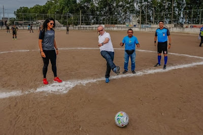 Cícero Lucena e Leo Bezerra prestigiam abertura de campeonato de futebol feminino no Vieira Diniz