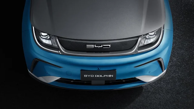 Vid-na-perednyuyu-chast-BYD-Dolphin-2024,-pokazyvayushсhij-kapot-i-svetodiodnye-fary-s-firmennym-logotipom-BYD