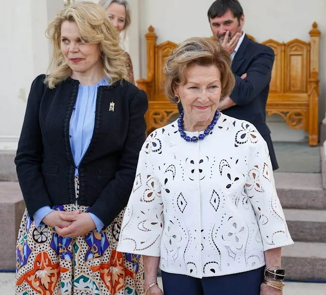 Queen Sonja, Gunhild Varvin, Olav Heian-Engdal, Raffaella Giampanola and Ambassador Stefano Nicoletti