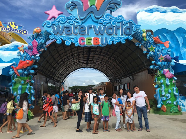 WaterWorld Cebu. Met these family from Naga at the entrance