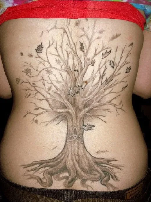 vemos a una chica que lleva el tatuaje de un arbol