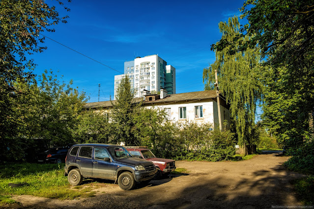 Припаркованные машины на стихийной парковке