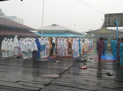 UNIK...Hujan Deras Turun Ketika Jamaah Sedang Khusyu' Shalat Istisqa