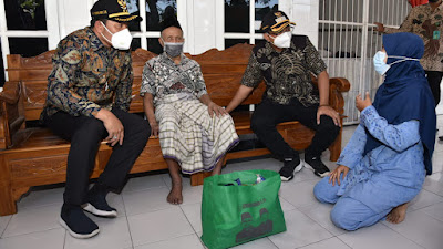 Warga terdampak PPKM Level 4 Menerima Bantuan Sembako dari Pemkab Sidoarjo