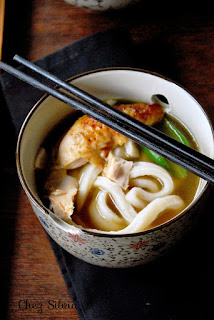 Sopa de pollo laqueado con pasta udon casera