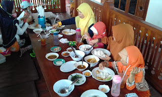 Makan siang keluarga di RM Hj.Lis