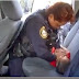 Mujer policía salva a bebé