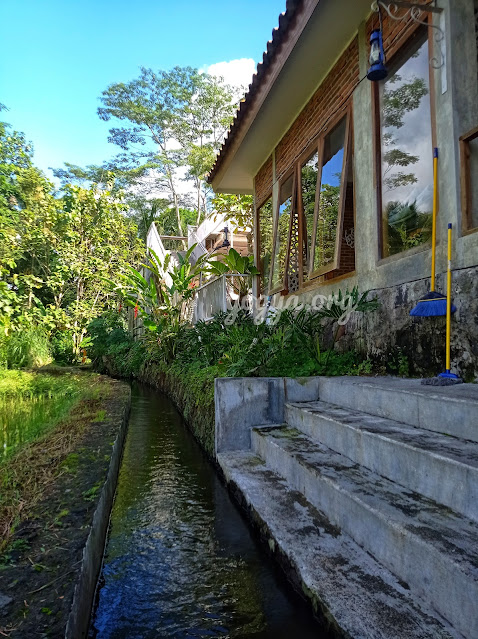 sungai kecil samping resto mbah gito