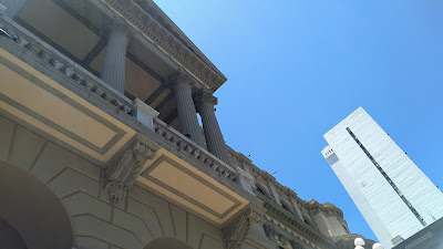 Fachada da biblioteca e céu azul