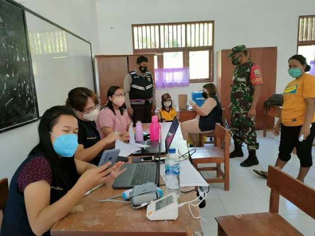 Camat, Bhabinkamtibmas dan Babinsa Monitoring Pelaksanaan Vaksinasi di SDN 095241 Mata Air