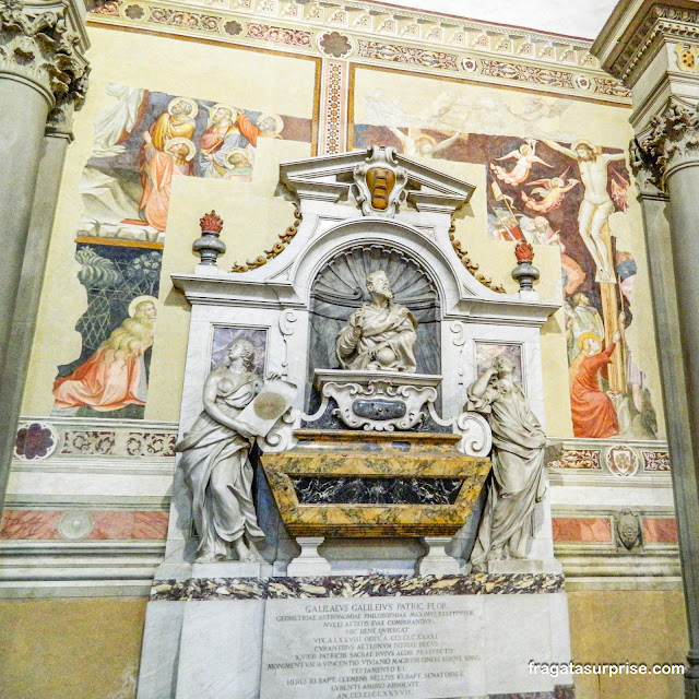 Túmulo de Galileu Galilei na Basílica de Santa Croce em Florença