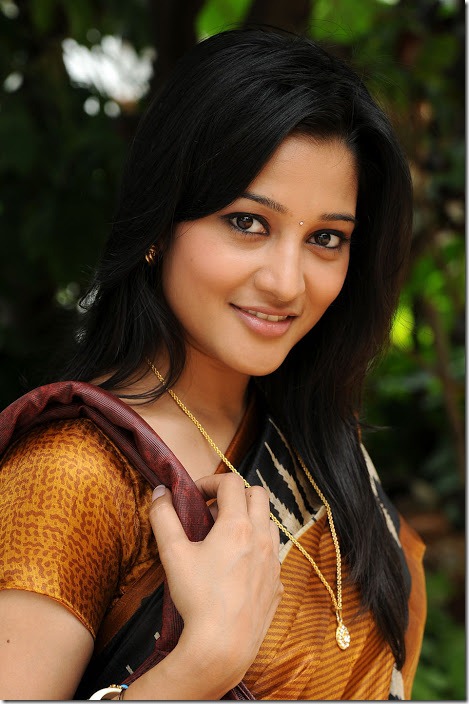 ritu_barmecha_cute_in_saree_pics