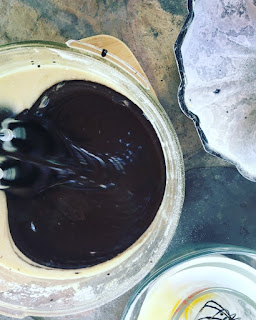 Bundt cake de chocolate con crema batida de mascarpone y frutos rojos