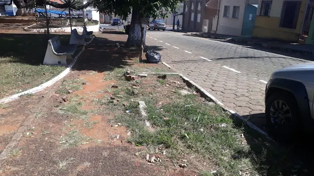 PRAÇA DA SAUDADE NO CENTRO DE PASSOS MG É ABANDONADA PELO SETOR PUBLICO MUNICIPAL
