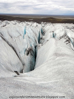 Detalle de una de las enormes grietas del glaciar Vatnajökull