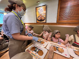 學齡前幼兒最喜歡的小小職人體驗活動推薦:連鎖速食品牌摩斯漢堡與永慶不動產汐止行政中心加盟店共同舉辦的端午節立蛋*小店長親子活動。活動內容豐富，寓教於樂。小朋友學習端午節的由來，體驗立蛋。摩斯小店長親子自己做漢堡，點餐，了解均衡飲食和衛生的觀念。很有趣的親子活動，適合3-7歲的小朋友和家長一起參加。