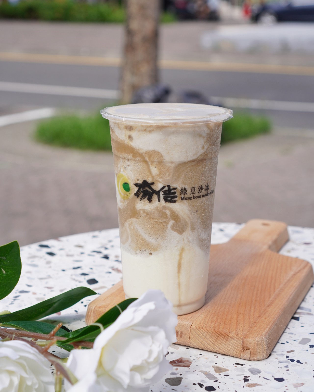 台南中西區美食【夯佶綠豆沙冰】夏天必喝超人氣飲品，海安路超夯綠豆沙專賣店！口感綿密細緻超滑順，清涼消暑推薦首選｜台南飲料推薦