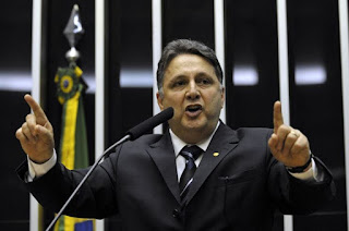 http://vnoticia.com.br/noticia/3143-tse-julga-garotinho-inelegivel-e-o-afasta-de-campanha-a-governo-do-rio