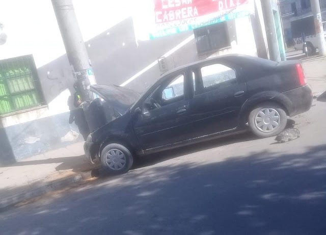 Iban alcoholizado, atropello a una mujer y termino chocando con un poste de cemento 