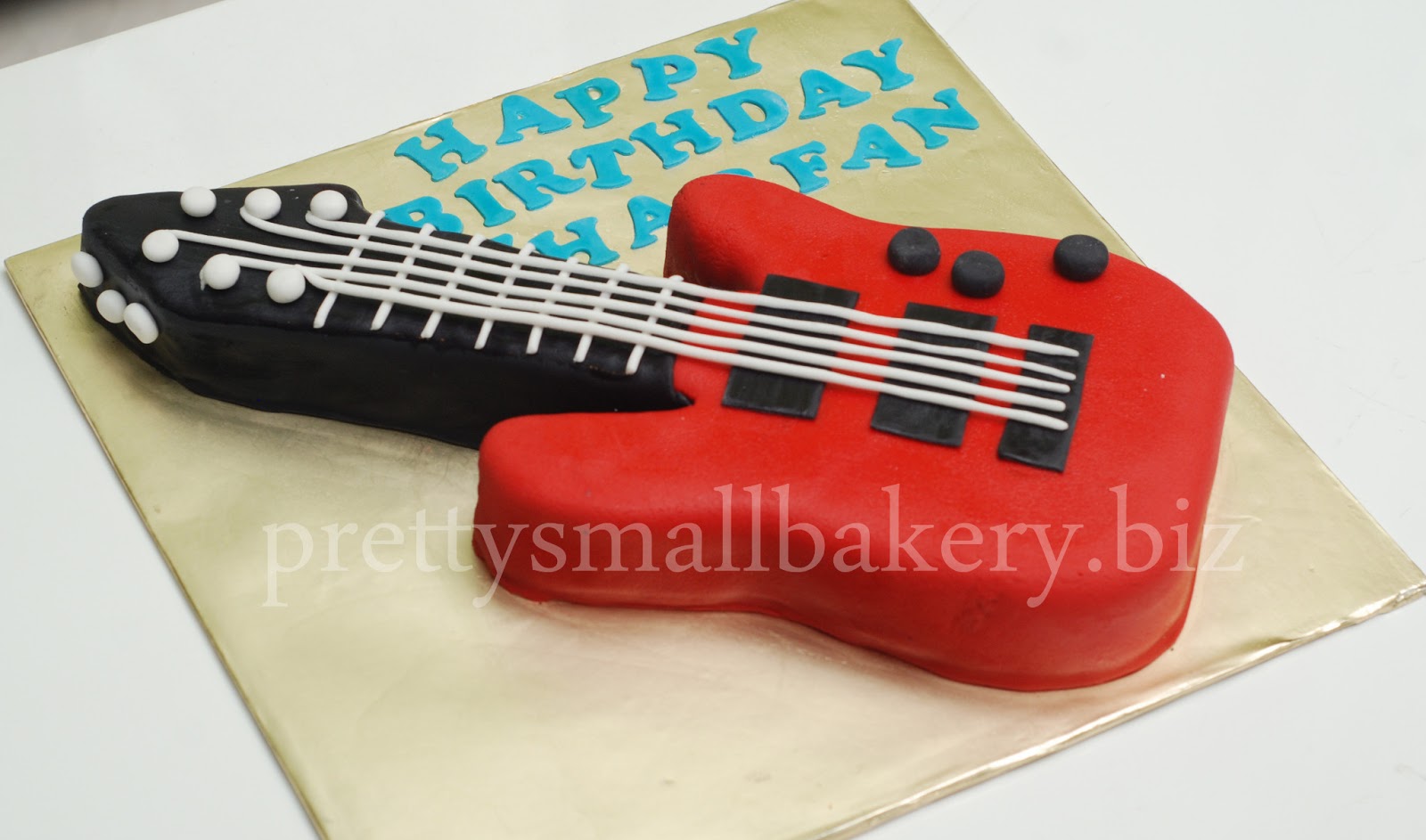 Kek birthday guitar untuk zhafran - Prettysmallbakery