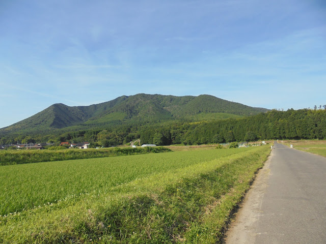 中央が孝霊山