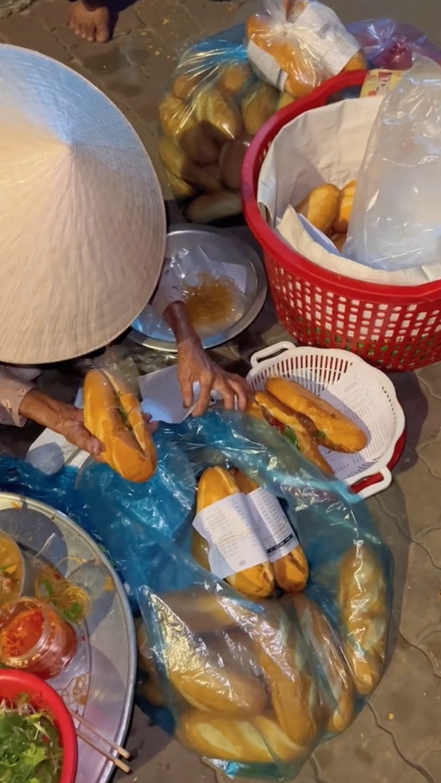 Hàng bánh mì rẻ nhất Việt Nam: 5k/ổ đầy <a href=