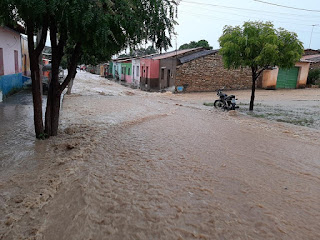 SANTANA DO CARIRI - FORTES CHUVAS CAUSAM TRANSTORNOS NA SEDE DO MUNICÍPIO