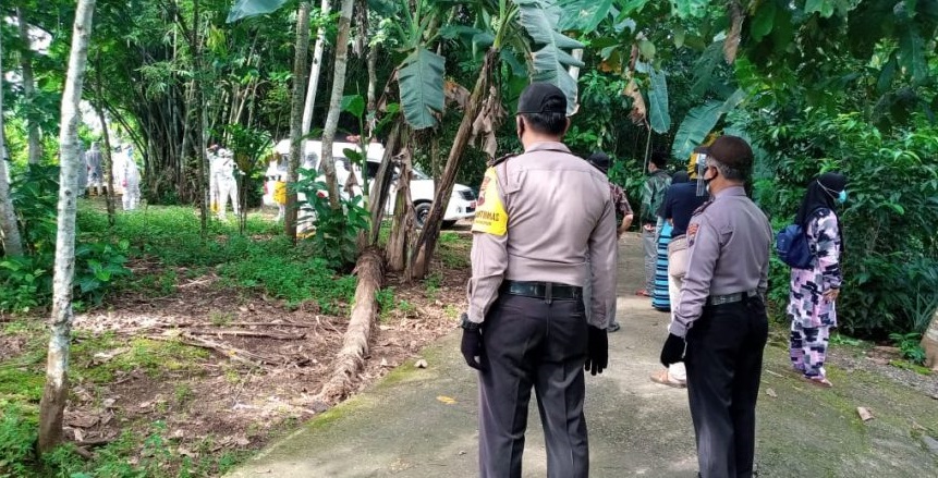Polisi Kawal Pemakaman Warga Dengan Protokol Covid-19 di Kemangkon