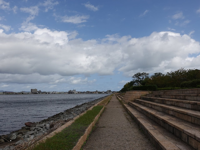 湊山公園の護岸遊歩道