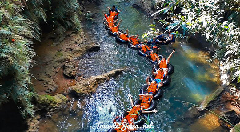 aktivitas river tubing di green santirah