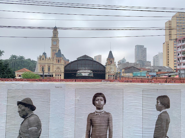 Cartaz de Macunaíma em muro branco