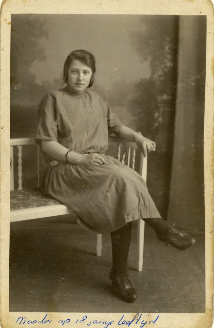 Moeder op 18-jarige leeftijd, foto anno 1925. Collectie Robert van der Kroft