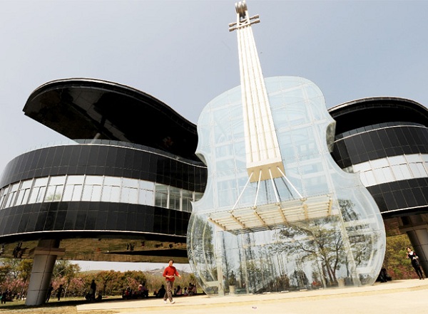 Most Beautiful Houses in the World: Piano and violin house ...