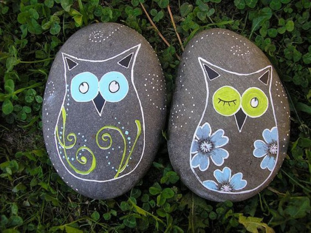stones painting owl design