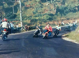 Foto Jadul Anak Motor Ngetrek Alias Balapan Di Jalan Raya 