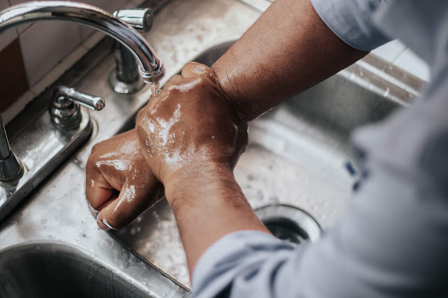 Homem lava mãos na torneira