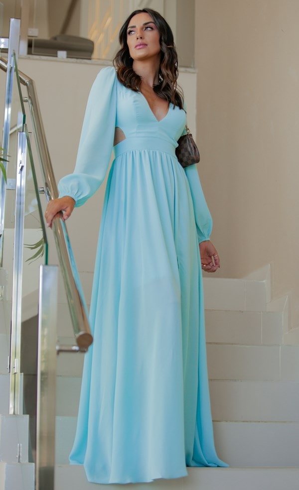 vestido longo azul claro com mangas longas e recorte na cintura para madrinha de casamento