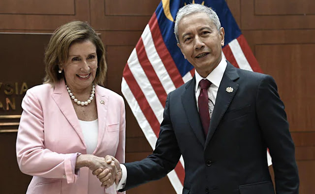 وصول رئيسة مجلس النواب الامريكي " نانسي بيلوسي " الى ماليزيا مع تصاعد التوترات بشأن تايوان