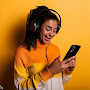 Você usa fones de ouvido para ouvir música, assistir vídeos ou jogar no celular? Você sabe como isso pode prejudicar a sua audição e causar perda auditiva? Neste episódio, você vai aprender sobre os sintomas, as causas, as consequências e os tratamentos da perda auditiva. E mais: você vai descobrir como evitar o uso de fones de ouvido com volume alto ou por muito tempo para proteger a sua audição. Clique e saiba mais!