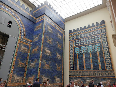 Ishtar Gate and Processional Way from Babylon (Pergamon Museum, Berlin)   by E.V.Pita (2015)  http://archeopolis.blogspot.com/2015/10/babilonia-doors-of-wall-pergamo-museum.html   Puertas de las murallas de Babilonia (Museo Pérgamo de Berlín)  por E.V.Pita (2015)  Portas de Babilonia