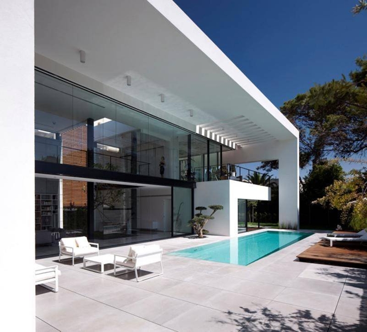 Backyard terrace in Modern Bauhaus Mansion In Israel 