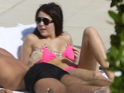 Miley Cyrus Hot in a Pink Bikini new pictures