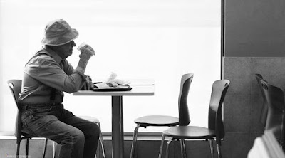 علامة على أنك سوف تموت وحيدًا  رجل كبير فى السن مسن يجلس على طاولة ترابيزه old man lonely sit on table 